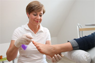 wohltuende Fuß-/ Beinmassage zum Abschluss der Pediküre....